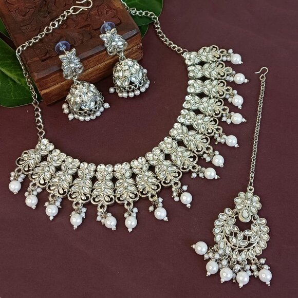 Traditional Indian Jewelry Set: Choker, Earrings, and Maang Tikka Ensemble - Picture 2 of 5